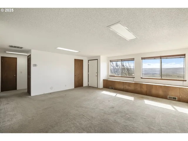 $395,000 | 8415-8417 Highway 14, Dallesport, WA 98617