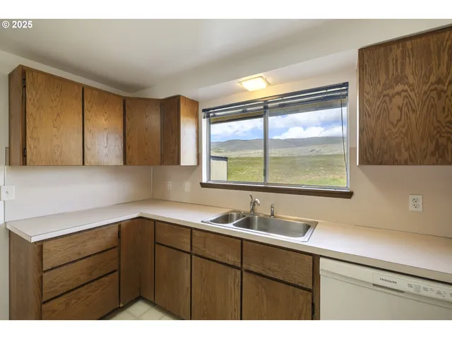 $395,000 | 8415-8417 Highway 14, Dallesport, WA 98617