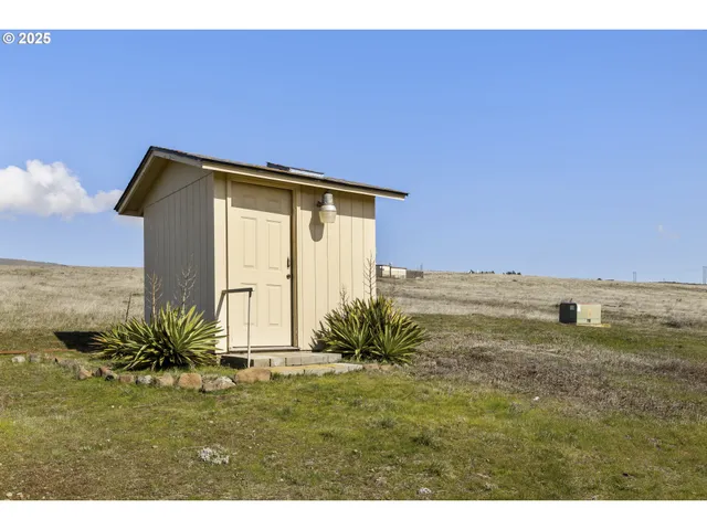 $395,000 | 8415-8417 Highway 14, Dallesport, WA 98617