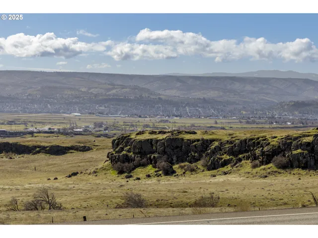 $395,000 | 8415-8417 Highway 14, Dallesport, WA 98617