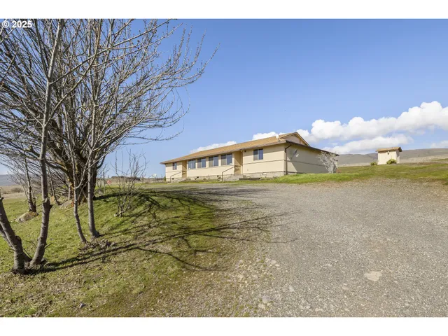 $395,000 | 8415-8417 Highway 14, Dallesport, WA 98617