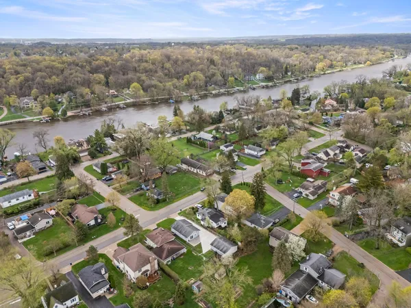 $250,000 | 1414 North Harrison Street, Algonquin, IL 60102
