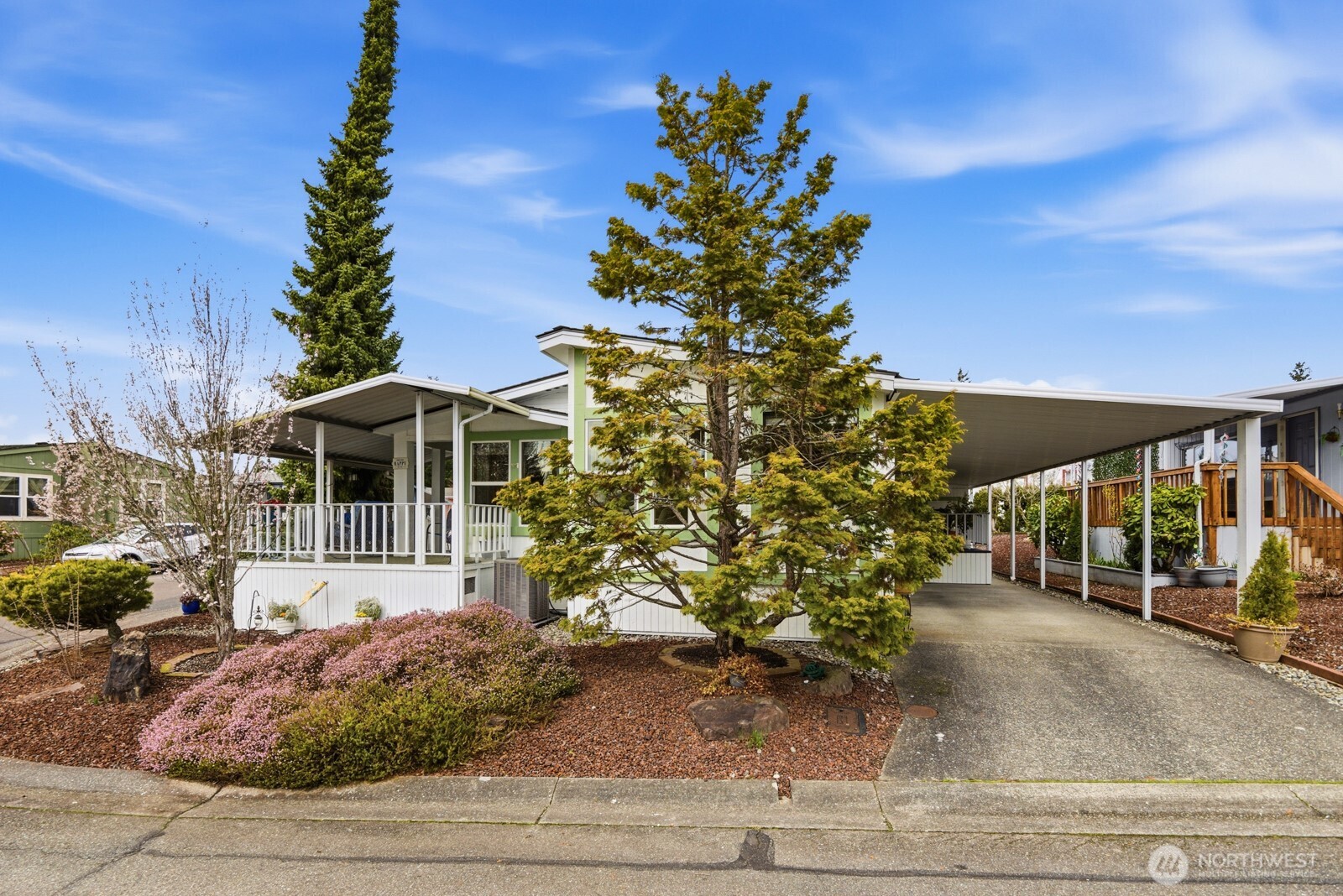 1427 100th Street Southwest, Unit 149 Everett, WA 98204 - Photo 2 of 40 a front view of a house with garden