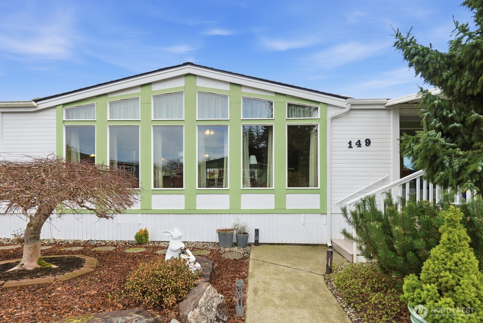 1427 100th Street Southwest, Unit 149 Everett, WA 98204 - Photo 3 of 40 a front view of a house with a yard