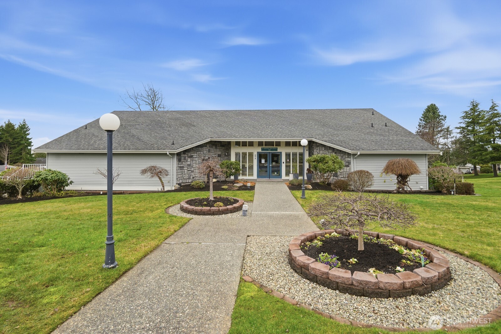 1427 100th Street Southwest, Unit 149 Everett, WA 98204 - Photo 36 of 40 a front view of a house with a garden and plants