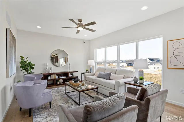 $469,900 | 2 Royal Ii At Louiselle Park, Maryland Heights, MO 63043