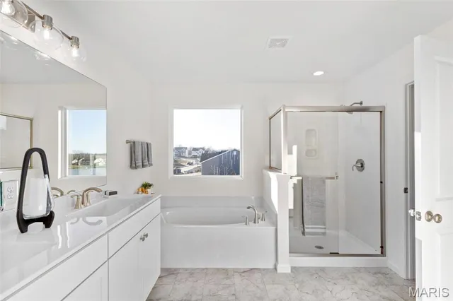 $469,900 | 2 Royal Ii At Louiselle Park, Maryland Heights, MO 63043