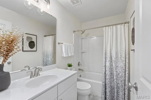 $469,900 | 2 Royal Ii At Louiselle Park, Maryland Heights, MO 63043