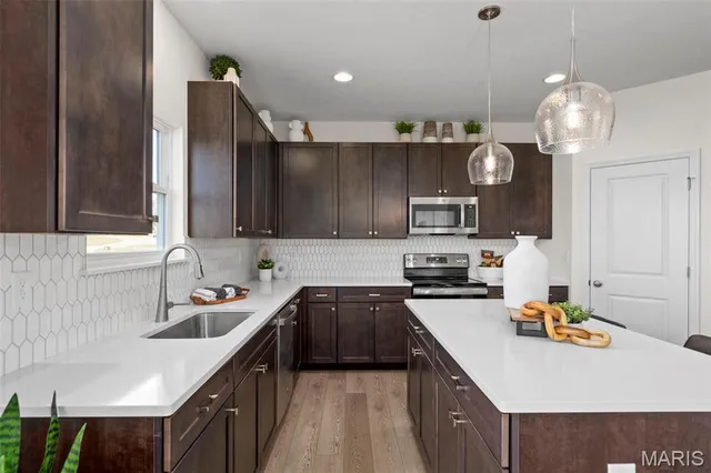 $469,900 | 2 Royal Ii At Louiselle Park, Maryland Heights, MO 63043