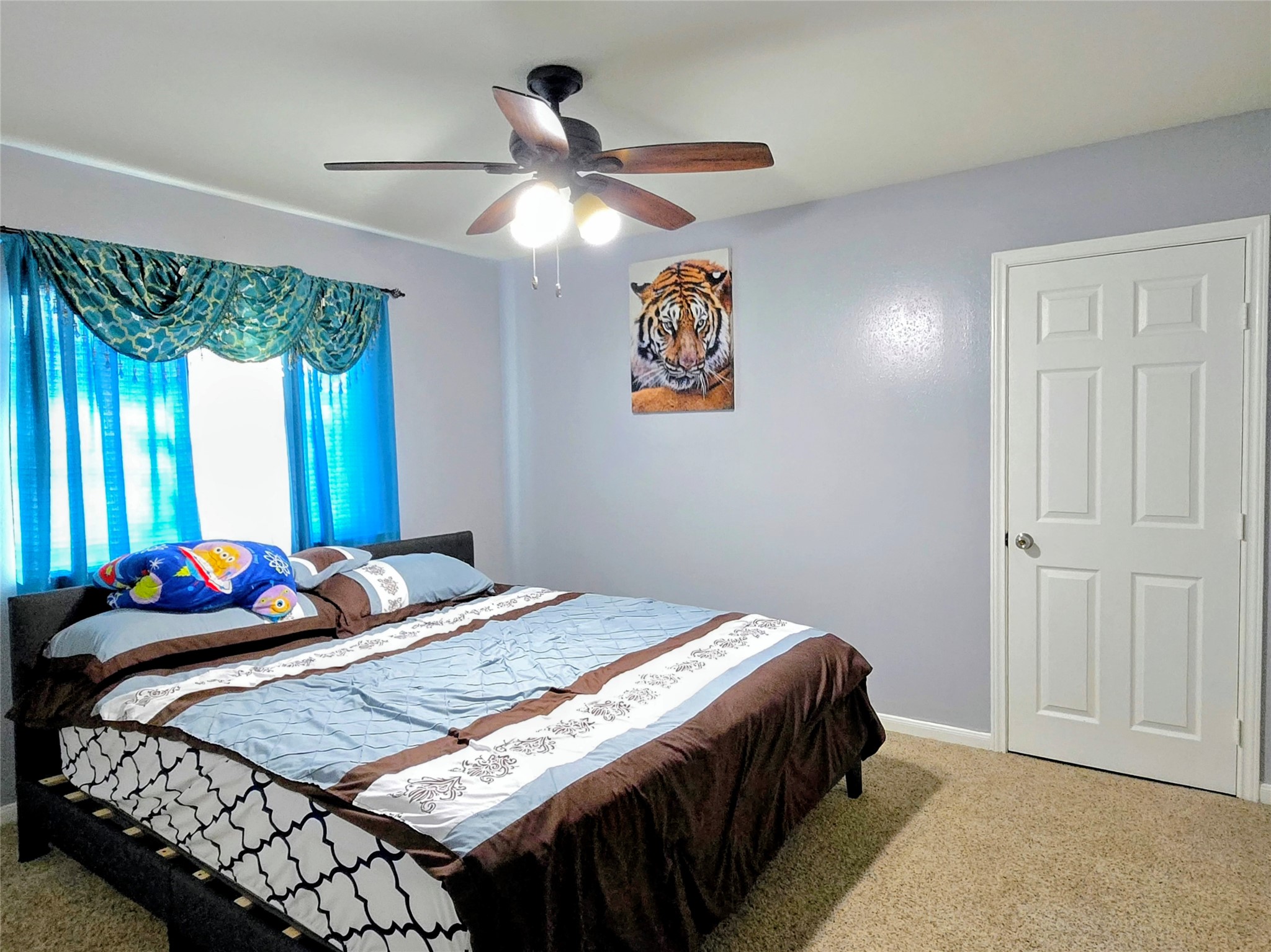 9211 Memorial Grove Drive Spring, TX 77379 - Photo 28 of 38 a bedroom with a bed a window and a chandelier