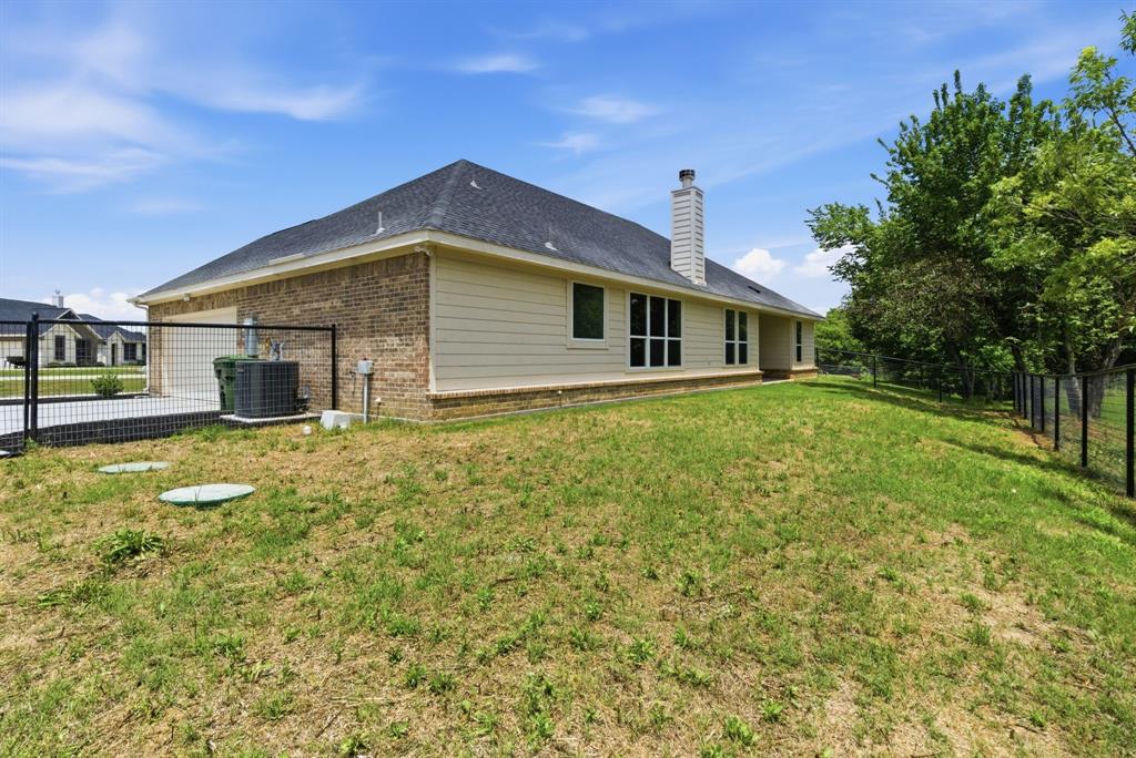 113 Cooper Court Springtown, TX 76082 - Photo 32 of 40