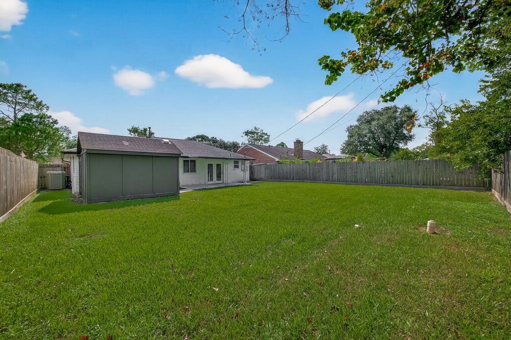 511 Bellmar Lane Friendswood, TX 77546 - Photo 23 of 29 a front view of a house with garden