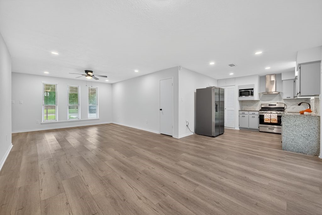 511 Bellmar Lane Friendswood, TX 77546 - Photo 29 of 29 a view of an empty room with kitchen appliances and a window