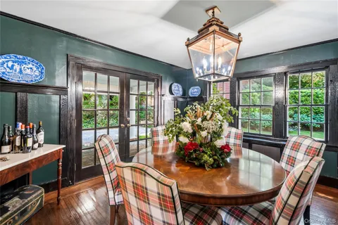 $1,899,000 | 42 Hillcrest Avenue, Roslyn, NY 11576