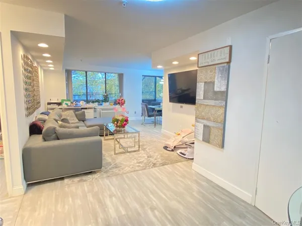 $5,000 | 10 Canterbury Road, Unit 2D, Great Neck, NY 11021