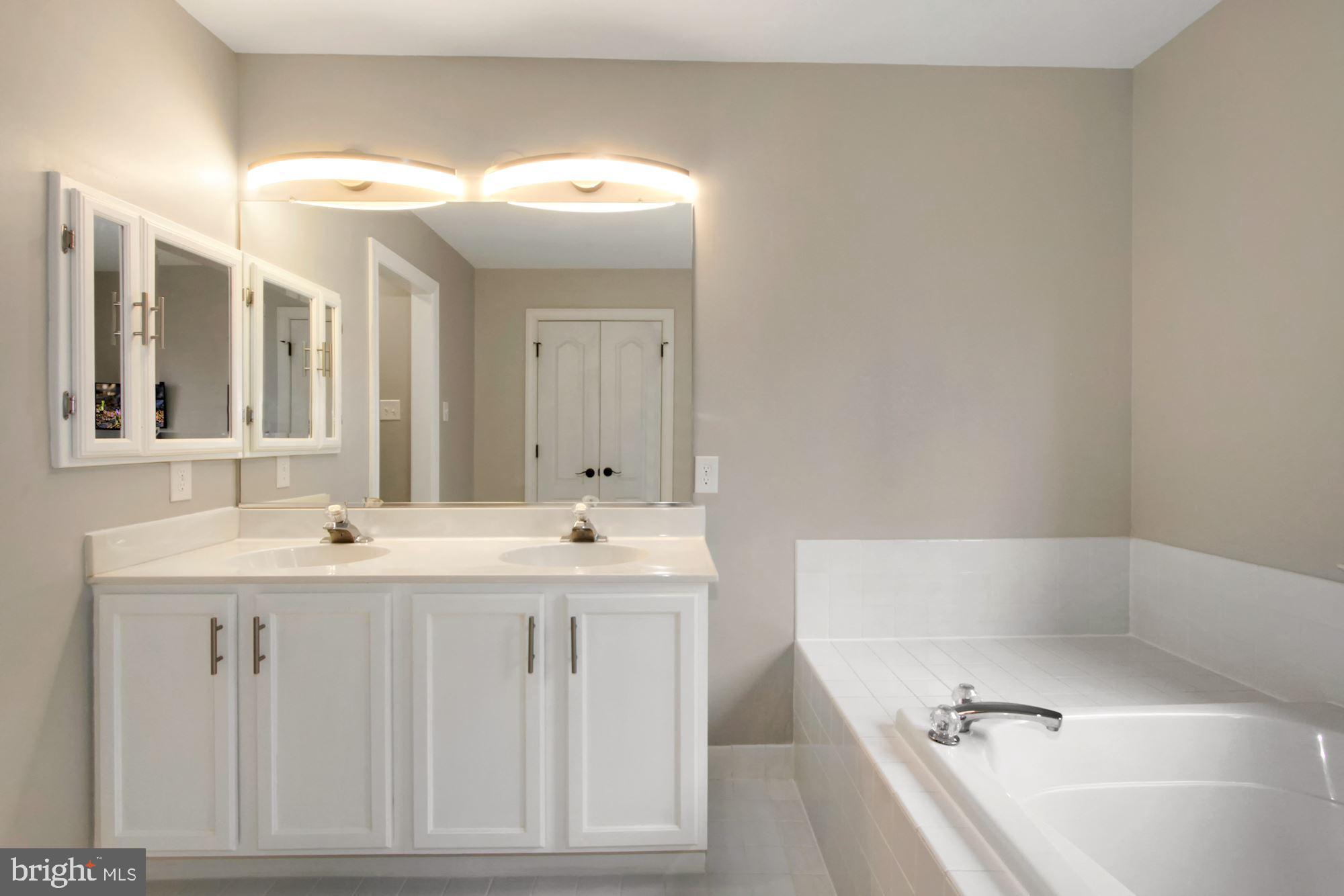 112 Federal Walk Kennett Square, PA 19348 - Photo 28 of 51 a bathroom with a bathtub and a sink