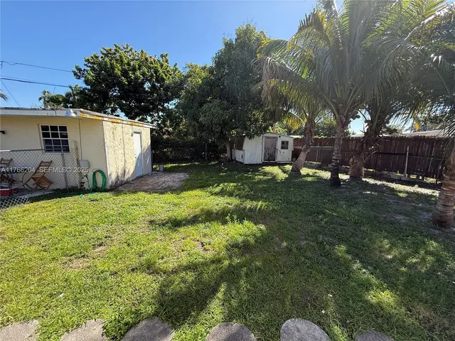 a view of a backyard