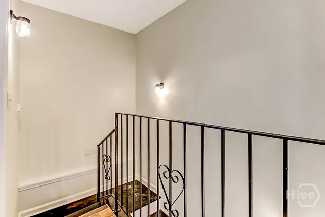 $2,000 | 307 West Henry Street, Unit A, Savannah, GA 31401