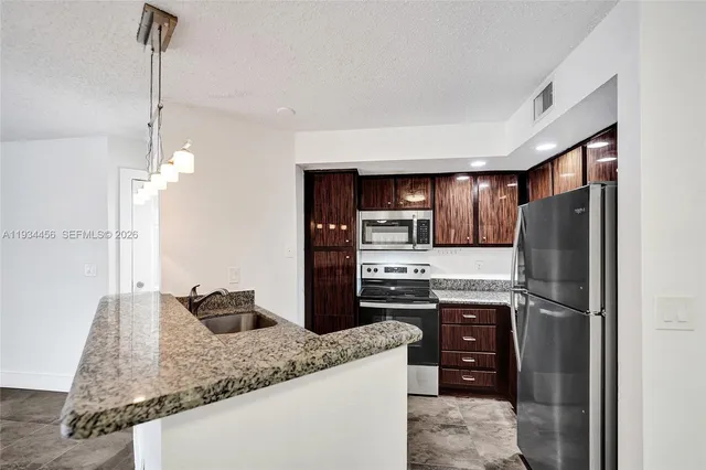 $2,275 | 457 Vista Isles Drive, Unit 2112, Sunrise, FL 33325