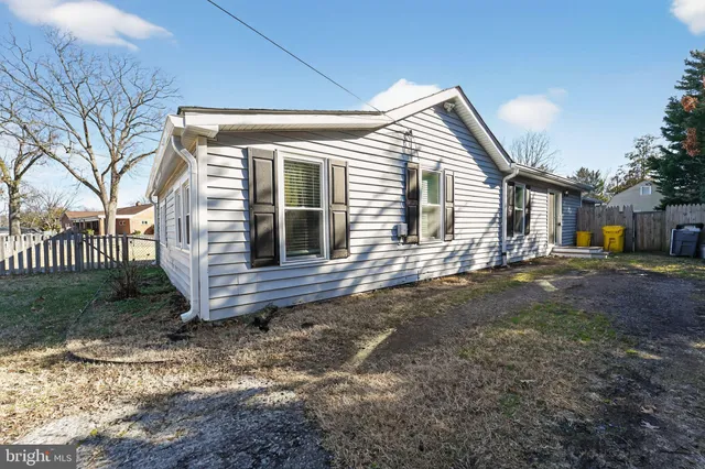 a view of back yard of the house
