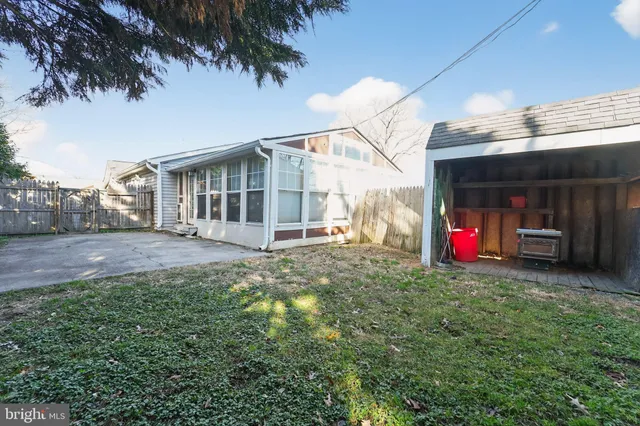 a view of a house with backyard and trees