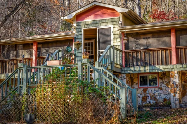 a view of a yard with a tree