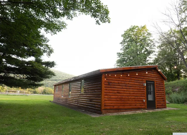 a view of a backyard