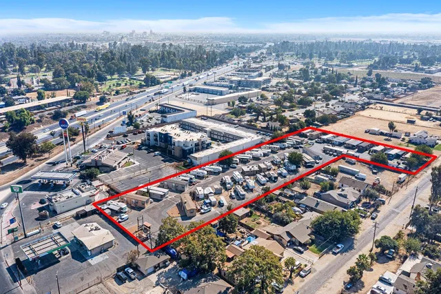 a view of entryway front of a building