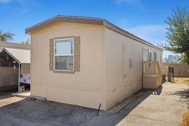 a view of a house with backyard