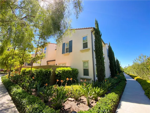 a view of a back yard of the house