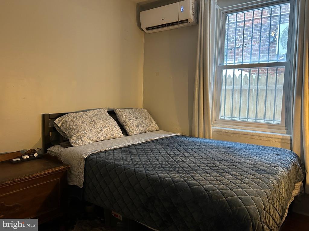 1227 Spruce Street, Unit 1R Philadelphia, PA 19107 - Photo 3 of 6 a bedroom with a bed and a window