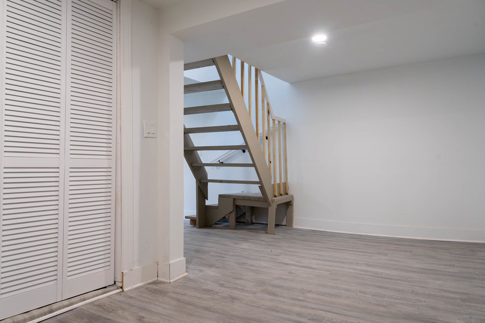 6843 South Carpenter Street Chicago, IL 60621 - Photo 7 of 11 a view of entryway and hall with wooden floor