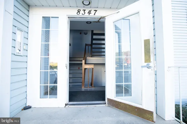 a view of a entryway of a building