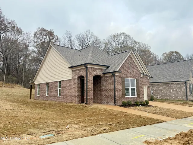 $388,900 | 636 Tallahatchie Street, Nesbit, MS 38651