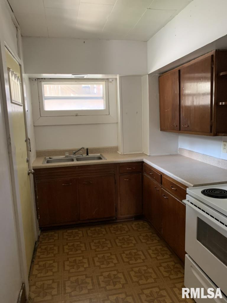 913 South 8th Street Springfield, IL 62703 - Photo 8 of 39