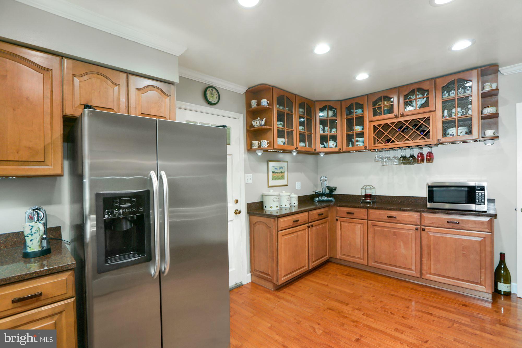 10613 Pineview Road Manassas, VA 20111 - Photo 4 of 51 Kitchen with SS Appliances