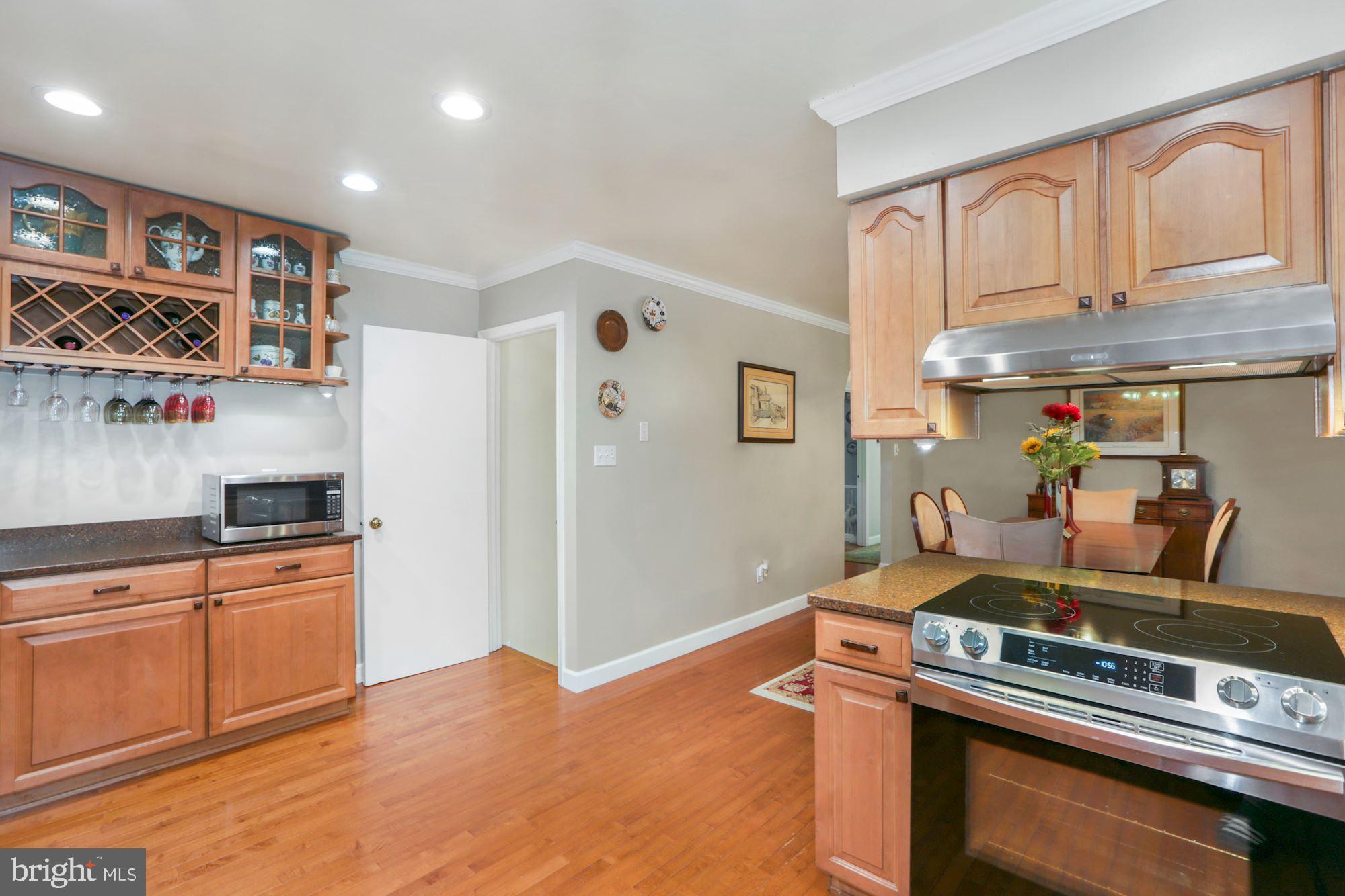 10613 Pineview Road Manassas, VA 20111 - Photo 6 of 51 Large kitchen with steps to Lower Level