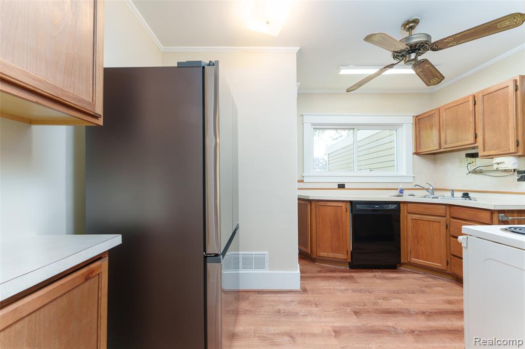 712 East Grand River Road Fowlerville, MI 48836 - Photo 8 of 34