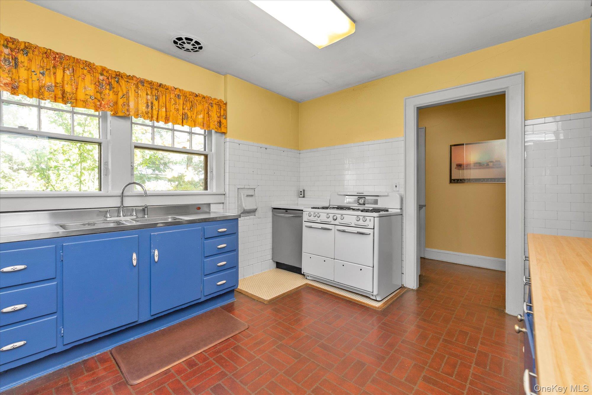 57 Beacon Hill Road Port Washington, NY 11050 - Photo 11 of 25 a view of a kitchen with wooden floor and electronic appliances