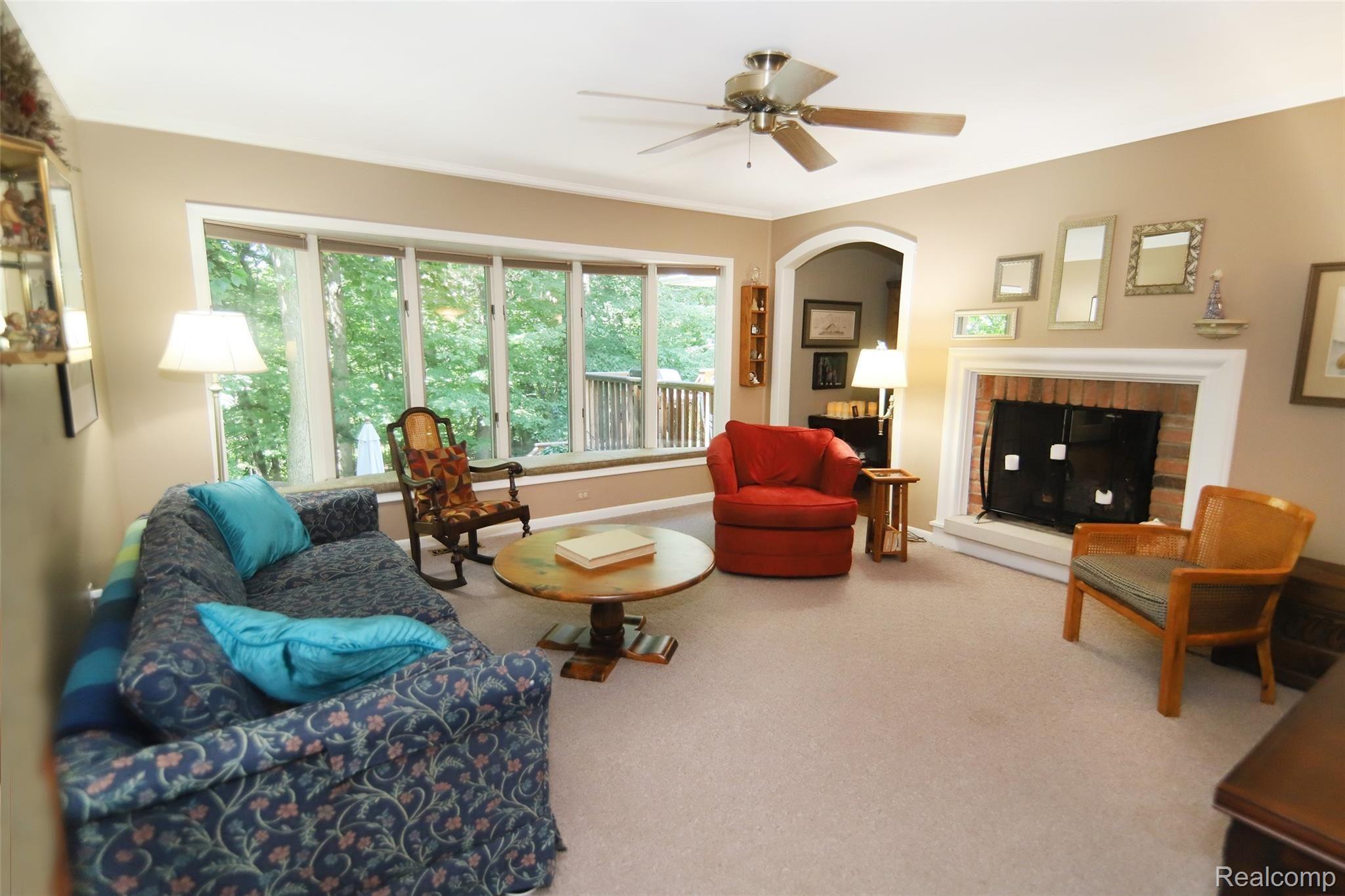 675 South Fieldstone Drive Rochester, MI 48309 - Photo 7 of 71 8_Living room.jpg