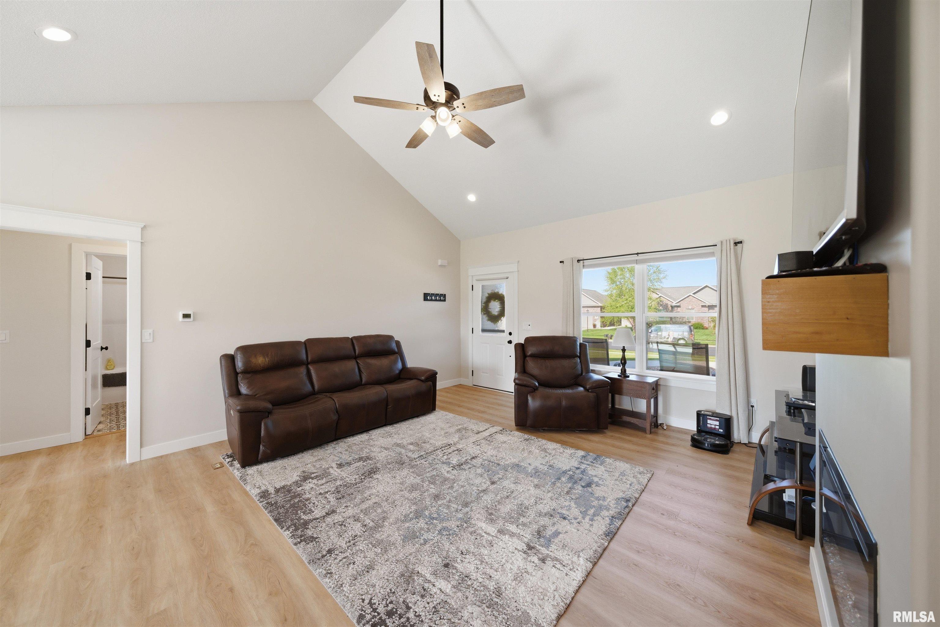 215 Cypress Point Washington, IL 61571 - Photo 5 of 39