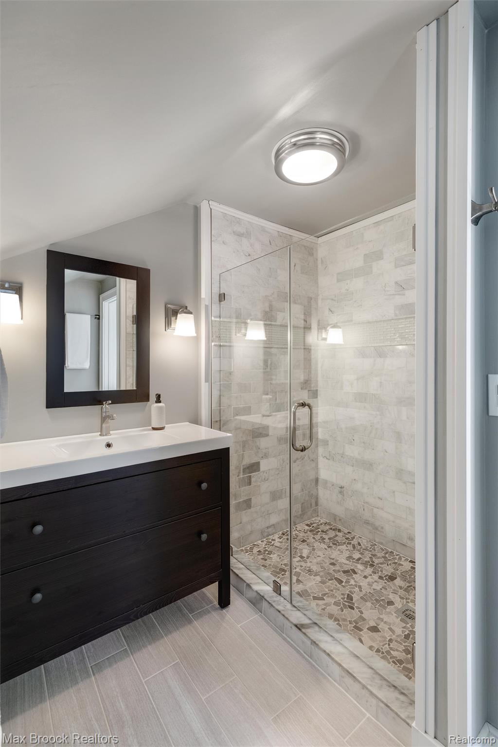 44 Kensington Boulevard Pleasant Ridge, MI 48069 - Photo 26 of 45 Upper Level Primary Bathroom