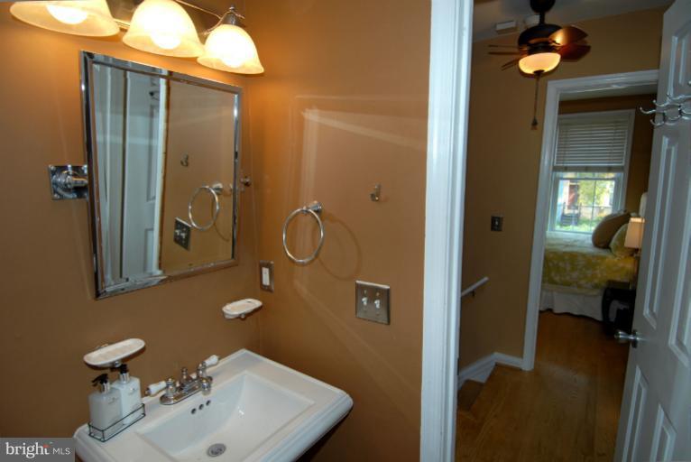 1429 K Street Southeast Washington, DC 20003 - Photo 12 of 20 Bath
