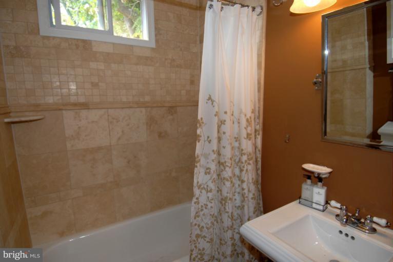1429 K Street Southeast Washington, DC 20003 - Photo 16 of 20 Bath