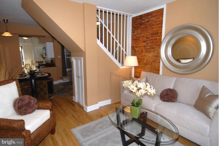 1429 K Street Southeast Washington, DC 20003 - Photo 4 of 20 Living Room