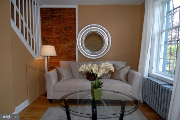 1429 K Street Southeast Washington, DC 20003 - Photo 6 of 20 Living Room