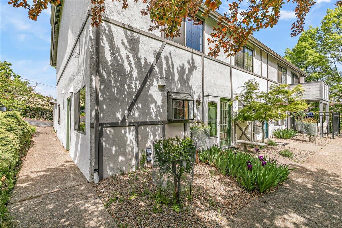 495 Chestnut Street, Unit 16 Ashland, OR 97520 - Photo 4 of 28 06-6