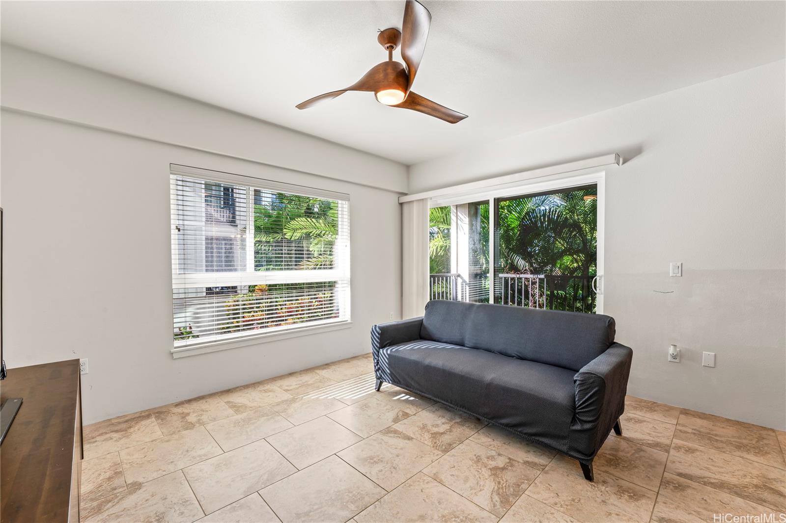 437 Kailua Road, Unit 6102 Kailua, HI 96734 - Photo 14 of 22 a living room with furniture and a window