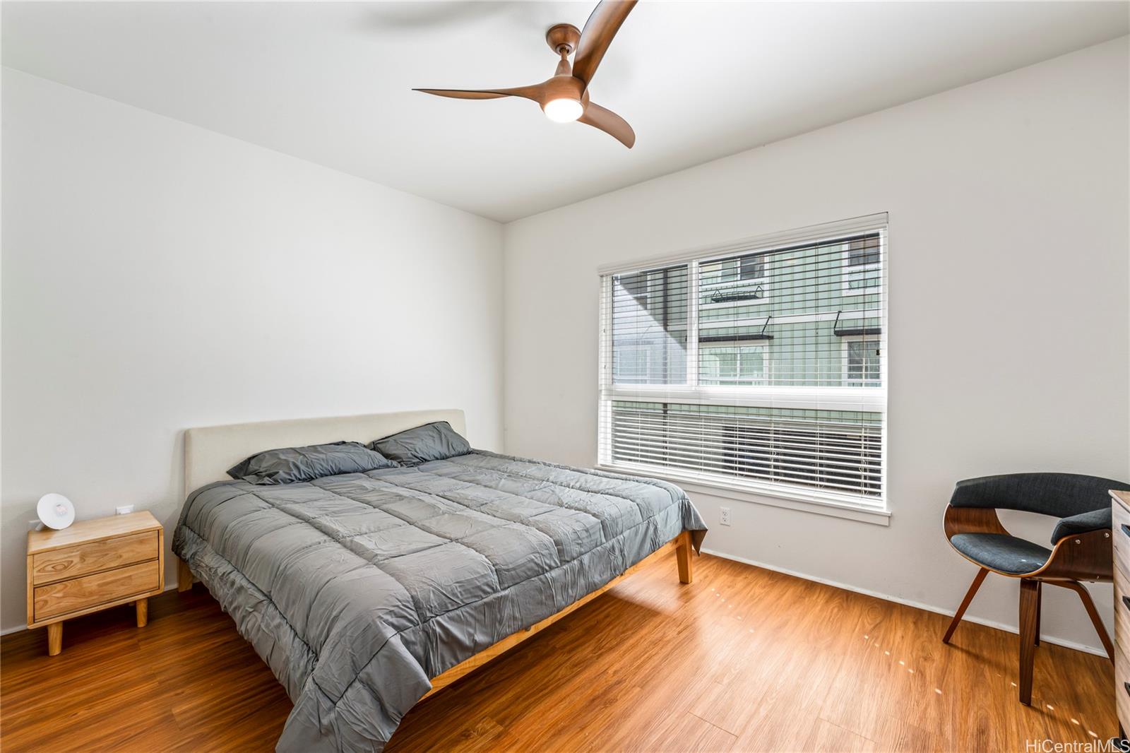 437 Kailua Road, Unit 6102 Kailua, HI 96734 - Photo 16 of 22 a bedroom with a bed and a table