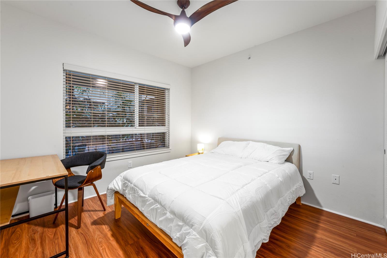 437 Kailua Road, Unit 6102 Kailua, HI 96734 - Photo 17 of 22 a bedroom with a bed and a desk